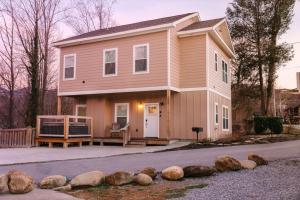 Private, Gatlinburg Bliss with Hot Tub and City Views في غاتلينبرغ: منزل صغير مع شرفة وسطح +37 صورة