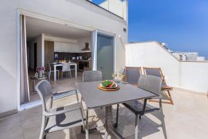 Балкон або тераса в Fl7 Thelodge-amazing View W Big Terrace By Homely