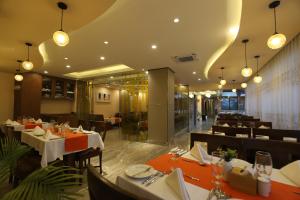 Ресторант или друго място за хранене в Apex Business Hotel - Tribhuvan International Airport, Kathmandu