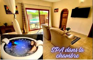 Телевізор і / або розважальний центр в Hôtel La Belle Etoile & SPA