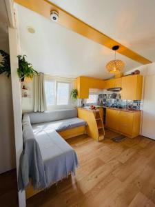 Кухня или кухненски бокс в Eco Surf House en Hozanejos - Andalucía + 37 снимки