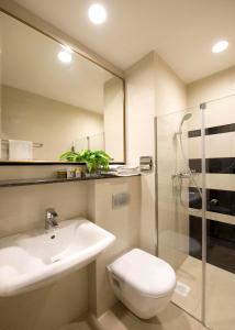 V Hotel Bencoolen tesisinde bir banyo
