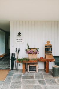 uma mesa com flores num edifício em Ventozelo Hotel & Quinta em Ervedosa do Douro