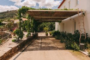 uma entrada para uma casa com um arco em Ventozelo Hotel & Quinta em Ervedosa do Douro mais 37 fotografias