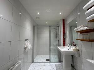 Ett badrum på Spar Hotel Majorna +37 foton