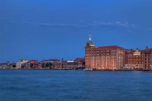vistas a un gran edificio sobre el agua en Hilton Molino Stucky Venice, en Venecia 37 fotos más