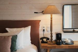 1 dormitorio con 1 cama y 1 lámpara en una mesa en Boutique Hotel SOCLO, en Toulouse