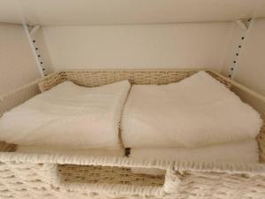 a wicker bed with two pillows on top of it at 新宿区 新宿御苑前駅から歩いて5分 コンビニ1分 アパート全体を貸し出す民宿 in Tokyo