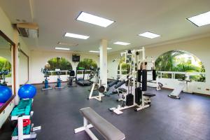 een sportschool met loopbanden en apparaten in een kamer bij Apartotel & Suites Villas del Rio in San José