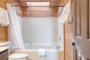 Bilik mandi di Fontana by AvantStay Gorgeous Mountain Cabin w Views Hot Tub Game Room +18 gambar