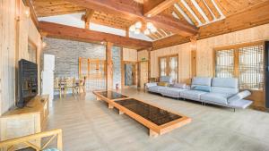Зона вітальні в Gangneung Booyoonok Hanok Pension