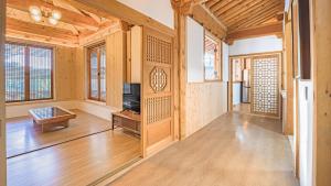 Телевізор і / або розважальний центр в Gangneung Booyoonok Hanok Pension