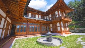 Сад в Gangneung Booyoonok Hanok Pension +10 фото