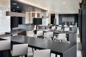 Телевизия и/или развлекателен център в AC Hotel by Marriott Charlotte SouthPark