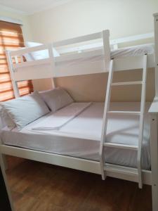Giường trong phòng chung tại Family-Friendly Cabin Hideaway, Alfonso Tagaytay