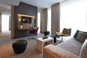 En TV eller et underholdningssystem på Steigenberger Hotel Am Kanzleramt