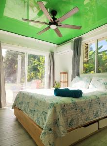 מיטה או מיטות בחדר ב-Ocean View Agat Marina Private Accommodation