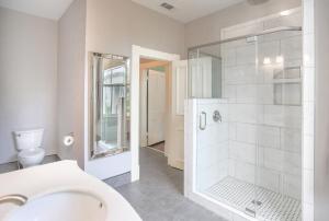Vannas istaba naktsmītnē Foley House Inn +37 fotogrāfijas