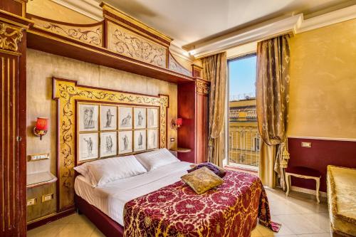 une chambre avec un lit et une grande fenêtre dans l'établissement Romanico Palace Luxury Hotel & SPA, à Rome