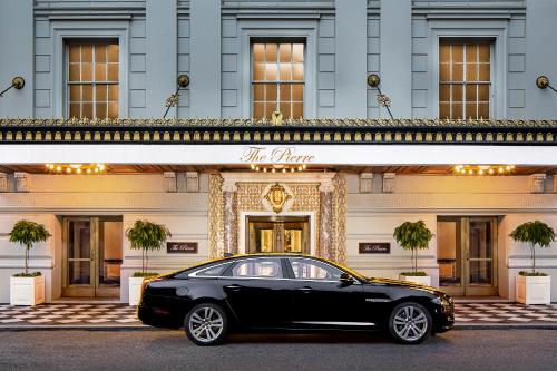une voiture noire garée devant un bâtiment dans l'établissement The Pierre, A Taj Hotel, New York, à New York