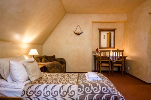 Кровать или кровати в номере Hotel Dwór Karolówka