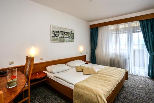 Cama ou camas em um quarto em Hotel Dražica - Hotel Resort Dražica