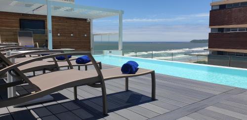 Sundlaugin á Blue Waters Hotel eða í nágrenninu