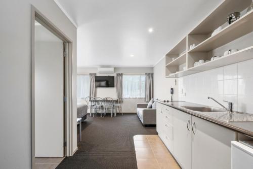 Una cocina o kitchenette en Ashbrook Motel Taupo