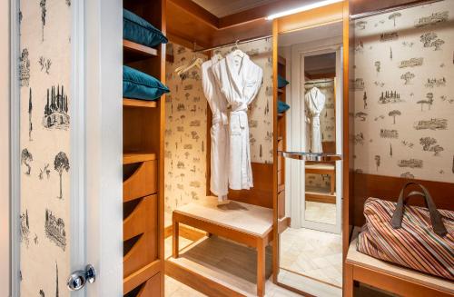 Ett badrum på Terme di Saturnia Natural Spa & Golf Resort - The Leading Hotels of the World