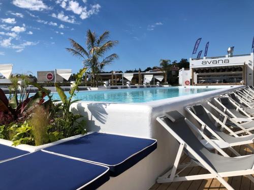 Delamar 4*Sup-Adults only (18+) في يوريت دي مار: مسبح مع كرسيين جلوس على بلكونه