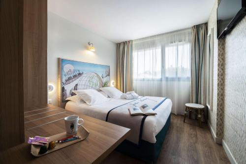 Cama ou camas em um quarto em Hôtel Jules Verne Biarritz