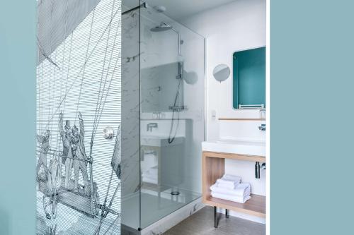 Um banheiro em Hôtel Jules Verne Biarritz