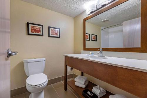 Ett badrum på Comfort Inn N Myrtle Beach Barefoot Landing