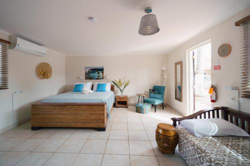 a bedroom with two beds and a couch in it at Arubiana Inn Hotel in Palm-Eagle Beach