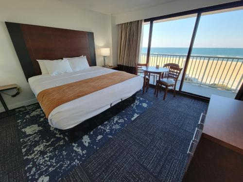 Kama o mga kama sa kuwarto sa Coastal Hotel & Suites Virginia Beach - Oceanfront
