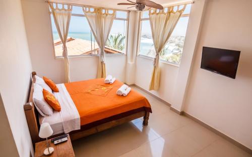 1 dormitorio con 1 cama y vistas al océano en Don Giovanni Mancora, en Máncora