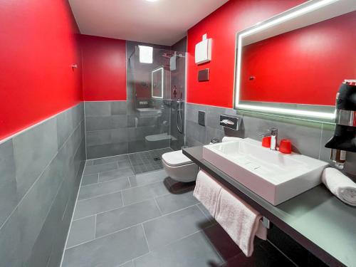 Kamar mandi di DORMERO Hotel Hersbruck