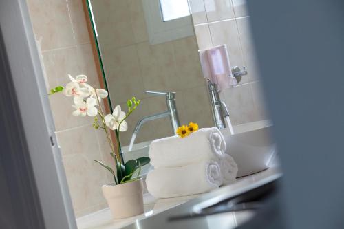 Vannas istaba naktsmītnē Princessa Vera Hotel Apartments