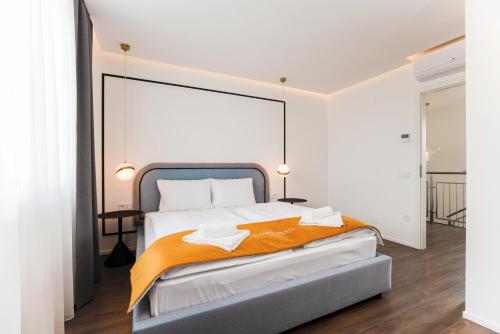 Rúm í herbergi á The Amberlyn Suite Hotel