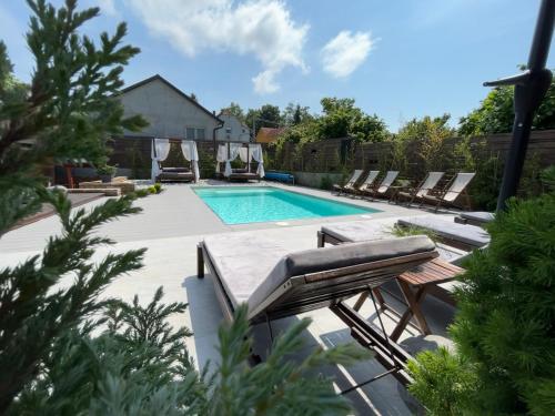 Peldbaseins naktsmītnē GardenLux Vrdnik vai tās tuvumā