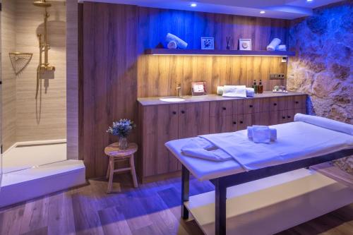 Baðherbergi á Hotel GHT Neptuno-Tossa & Venus SPA