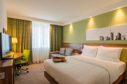 Kama o mga kama sa kuwarto sa Hampton by Hilton Frankfurt City Centre
