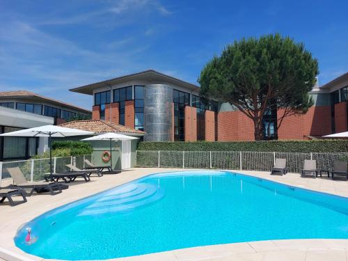 Appart'City Confort Toulouse Purpan游泳池或附近泳池
