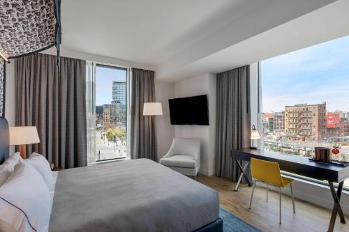 Säng eller sängar i ett rum på Canopy By Hilton Boston Downtown