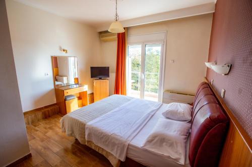 Cama ou camas em um quarto em Giannis Hotel
