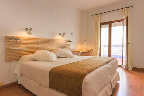 Una cama o camas en una habitación de Los Cantaros