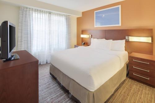 Residence Inn Indianapolis Airport tesisinde bir odada yatak veya yataklar