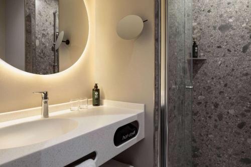 Baðherbergi á Vienna House Easy by Wyndham Berlin Potsdamer Platz