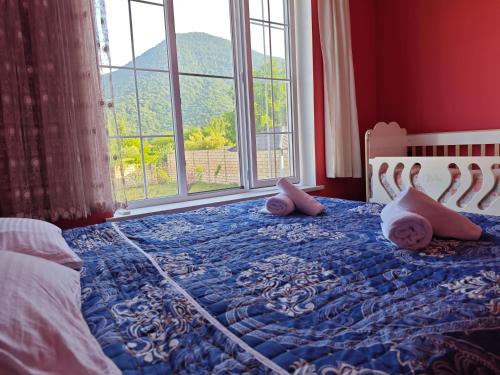 ein Schlafzimmer mit einem Bett mit zwei Babys, die darauf liegen in der Unterkunft Riverfront Chalet Gabala in Qəbələ