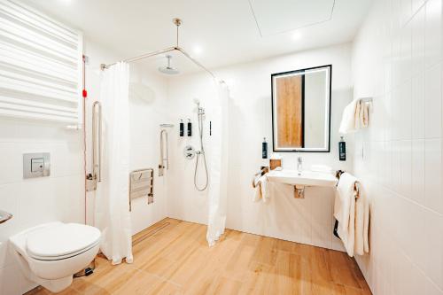 Bathroom sa Hilton Garden Inn Radom